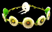 TIARA COROA DE FLORES BRANCO 54CM COM LACO - Distribuidora 12 de Outubro