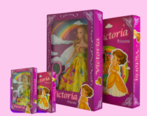 BONECA COM ACESSORIOS - Distribuidora 12 de Outubro